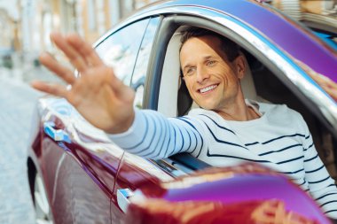 Arabamın penceresinden sallayarak neşeli iyi adam