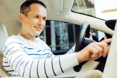 Mutlu mutlu adam acele belgili tanımlık düğme