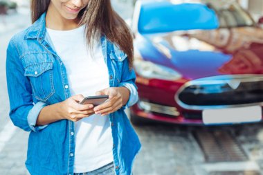 Onun smartphone kullanarak çekici genç kadın