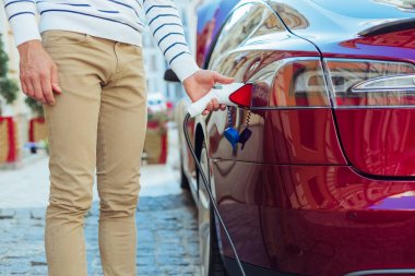 Arabaya konduğunu bir yakıt meme yakın çekim