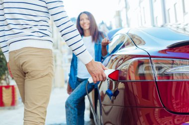 Onun kız arkadaşı konuşan hoş yakışıklı adam