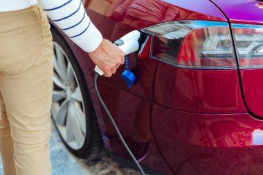 Benzin istasyonunda olmak güzel yakışıklı adam