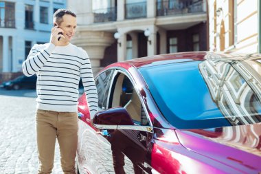 Pozitif iyi görünümlü adam arabasına almak