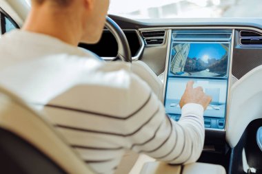 Arabasını park usta erkek sürücü