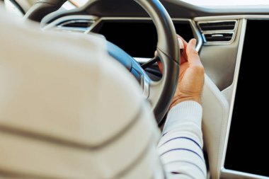 Bir direksiyon tutan güzel usta adam