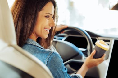 Bir araba mutlu çekici kadın