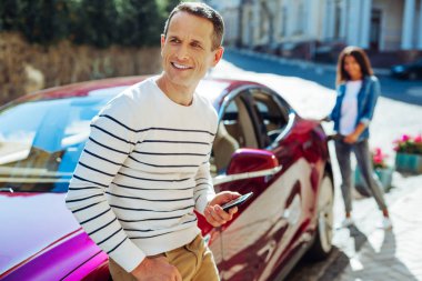 Bir kenara arıyorum memnun iyi adam