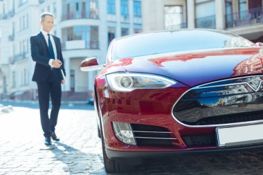 Neşeli iyi görünümlü adam arabasını