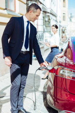 Hoş çekici işadamı arabasını kendini dolumu