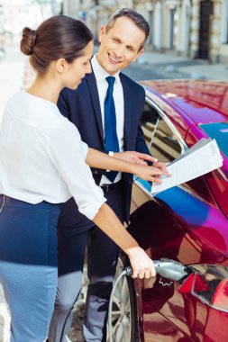 Belgeleri tartışırken olumlu akıllı iş ortakları