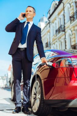 İş telefonda tartışırken akıllı güzel iş adamı