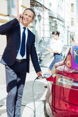 Arabasının duran akıllı memnun adam