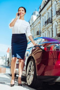 Kendine güvenen zeki işkadını çoklu görev