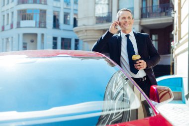 Bir fincan kahve holding neşeli güzel iş adamı