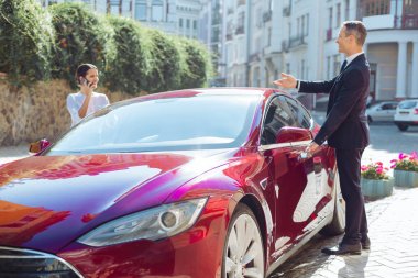 İş ortağı konuşurken yakışıklı olumlu iş adamı