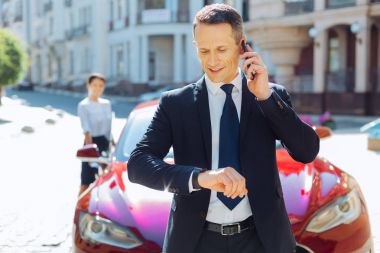 Onun bakarak ciddi meşgul işadamı