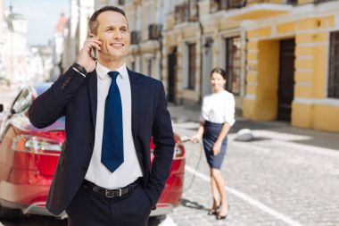 Elini cebine koyarak memnun olumlu iş adamı