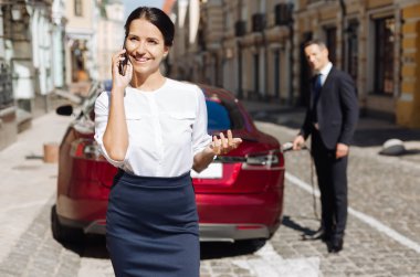 Telefonda konuşurken çekici akıllı iş kadını