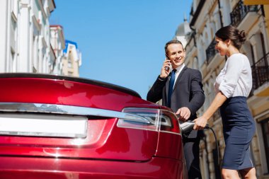 Yakıt meme gösteren pozitif güzel iş adamı