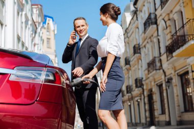 Bir yakıt meme tutan memnun güzel iş kadını