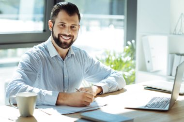 Ofiste çalışan hoş gülümseyen adam