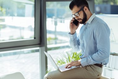 Sakallı adam laptop bakarken Evet