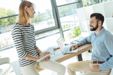 Ofiste çalışma neşeli arkadaşları tartışıyor