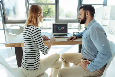 Genç Ofis çalışanları ortak proje tartışıyor