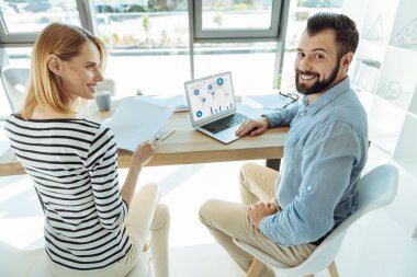 Adam ve kadın meslektaşı sunum oluşturma üzerinde çalışma çekici