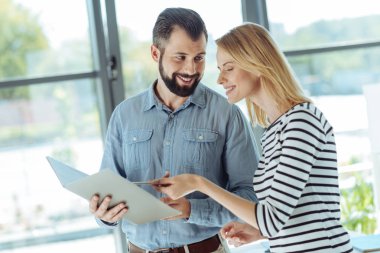 Taslak proje tartışmaya hoş gülümseyen iş arkadaşları