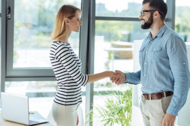 Hoş adam ve kadın birbirlerini bir el sıkışma