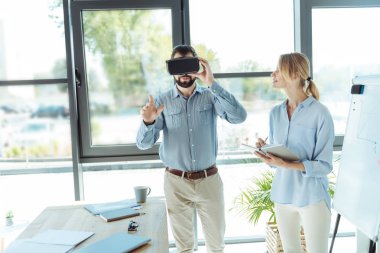 Ofiste VR kulaklık giyen sakallı genç adam