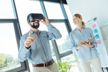 Genç adam yeni Vr kulaklık ofiste çalışıyor
