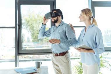 Sanal gerçeklik kulaklık çalışan sakallı adam