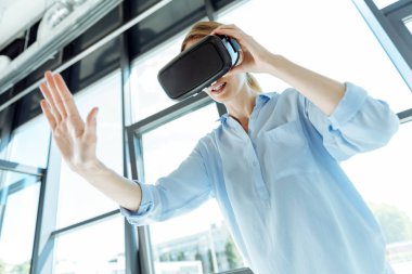 Genç kadın elini uzanan Vr kulaklık