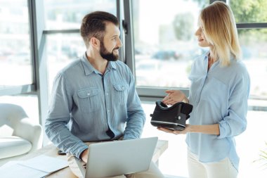 Onun iş arkadaşı nasıl Vr kulaklık kullanmak isteyen güzel kadın