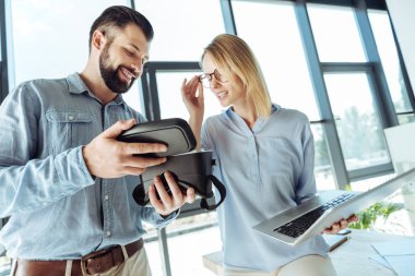 İki iyimser arkadaşları içinde açık Vr kulaklık arıyorum