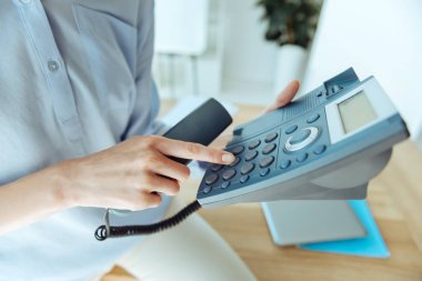 Sabit telefon üzerinde bir düğmeye basarak eller