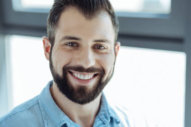 Yakışıklı bir genç sakallı adam portresi