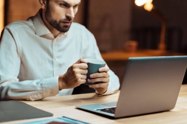 Molası sırasında kendine güvenen erkek kişi