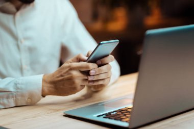 Erkek elinde bu holding smartphone yakın çekim