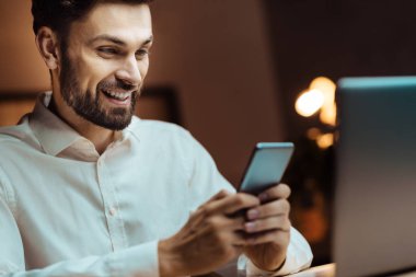 Olumlu memnun esmer adam neşeli ruh sahip