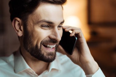 Portresi sakallı adam onun muhatap dinleme