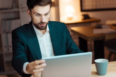 Yakışıklı adam onun bilgisayar dokunmadan