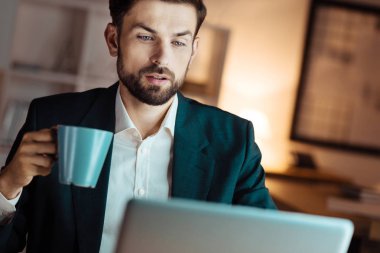 Onun bu işle konsantre sakallı erkek