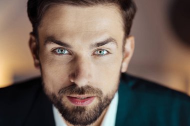 Portre çekici esmer o düz arıyorsunuz