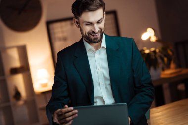 Zevk ile vakit neşeli ofis çalışanı