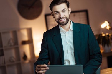 Kameraya poz erkek gülümseyen portresi