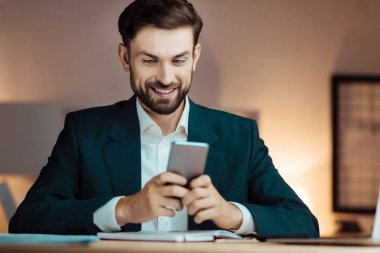 Onun smartphone vasıl seyir çekici esmer