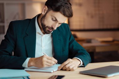 Özenli esmer notlarını yapma